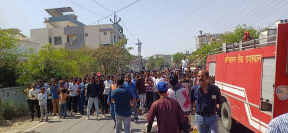 सेलिब्रेशन मॉल के पीछे दुकान मे लगी आग