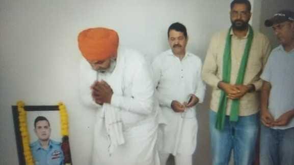 नारनौल के विधायक ओम प्रकाश यादव लेफ्टिनेंट सिद्धार्थ यादव के निधन पर शोक जताते हुए। स्रोत : डीप नारनौल के विधायक ओम प्रकाश यादव लेफ्टिनेंट सिद्धार्थ यादव के निधन पर शोक जताते हुए। स्रोत : डीप