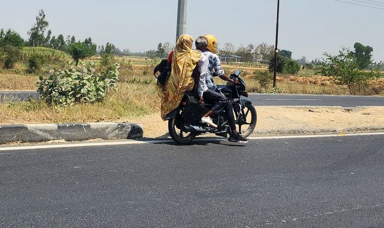 नेशनल हाईवे पर मैगलगंज कस्बे के पास स्थित पेट्रोल पंप के सामने खुला कट। संवाद नेशनल हाईवे पर मैगलगंज कस्बे के पास स्थित पेट्रोल पंप के सामने खुला कट। संवाद