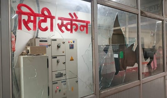 राजकीय मेडिकल कॉलेज में मरीज ने स्ट्रेचर पर खड़ा होकर हंगामा किया। संवाद राजकीय मेडिकल कॉलेज में मरीज ने स्ट्रेचर पर खड़ा होकर हंगामा किया। संवाद