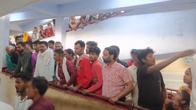 राजकीय मेडिकल कॉलेज में मरीज ने स्ट्रेचर पर खड़ा होकर हंगामा किया। संवाद राजकीय मेडिकल कॉलेज में मरीज ने स्ट्रेचर पर खड़ा होकर हंगामा किया। संवाद