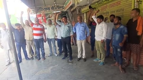 सोनीपत स्थित बीज मार्केट में बंद की गई दुकानें। संवाद