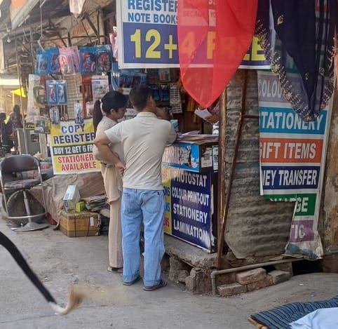 शहर में एक निजी स्टोर पर लगी किताबों के रेट की सूची। शहर में एक निजी स्टोर पर लगी किताबों के रेट की सूची।