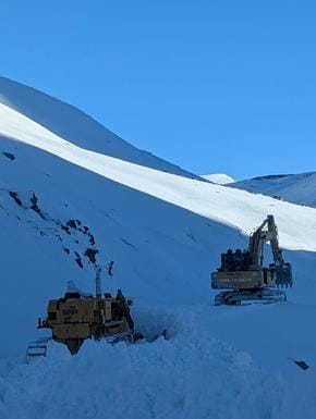 शिंकुला दर्रा बहाली में मशीनों से बर्फ हटाते बीआरओ के जवान। फाइल फोटो। शिंकुला दर्रा बहाली में मशीनों से बर्फ हटाते बीआरओ के जवान। फाइल फोटो।