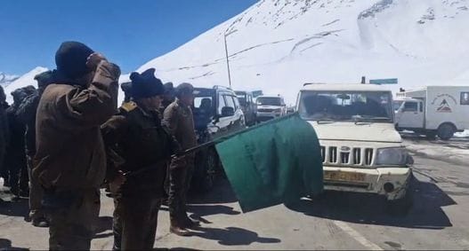 शिंकुला दर्रा खुलने के बाद बीआरओ के जवान। -स्रोत : बीआरओ।