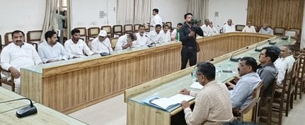 शामली कलक्ट्रेट सभागार में किसान व मिल अधिकारियों की बैठक लेते विज्ञान एवं प्रौद्योगिकी विभ शामली कलक्ट्रेट सभागार में किसान व मिल अधिकारियों की बैठक लेते विज्ञान एवं प्रौद्योगिकी विभ