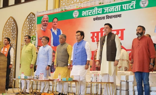 भाजपा प्रभारी श्रीकांत शर्मा का मटौर में स्वागत करते विधायक पवन काजल । स्रोत: भाजपा भाजपा प्रभारी श्रीकांत शर्मा का मटौर में स्वागत करते विधायक पवन काजल । स्रोत: भाजपा