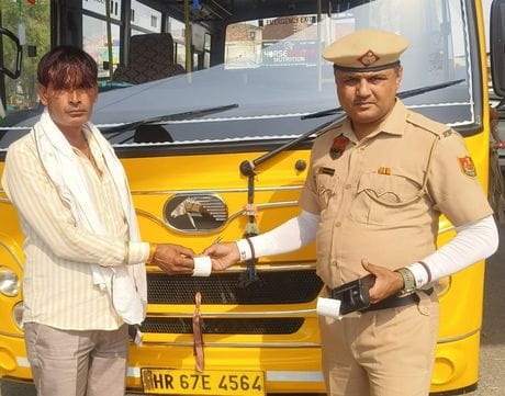फोटो 14: सोनीपत के गन्नौर में स्कूल बस का चालान काटते पुलिसकर्मी। संवाद