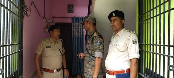 हत्या के बाद छानबीन करती अतरी थाने की पुलिस