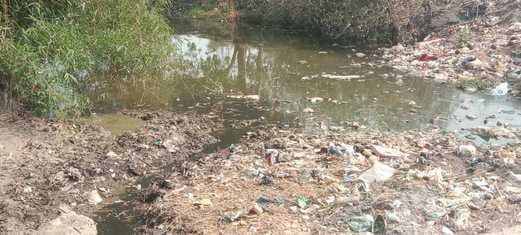 कांट के गुरथना में गंदगी से भरी नालियां। संवाद