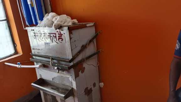 कांट के गुरथना में गंदगी से भरी नालियां। संवाद