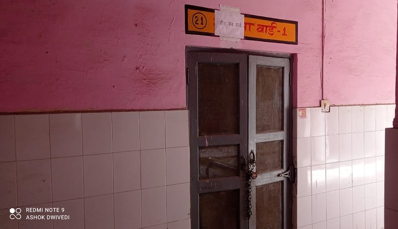 कांट के गुरथना में गंदगी से भरी नालियां। संवाद