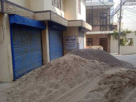 नाहन के चौहान का बाग के समीप बीच सड़क में गिराया गया रेत व बजरी। संवाद नाहन के चौहान का बाग के समीप बीच सड़क में गिराया गया रेत व बजरी। संवाद