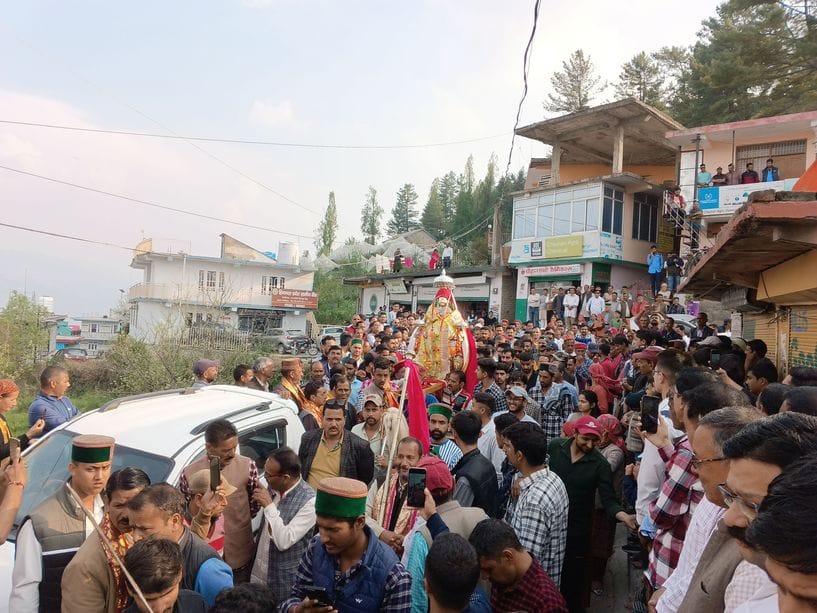 पहली बार कुल्लू जिले के दलाश पहुंचे देवता साहिब पलथान देलठ के साथ देवलू और  लोग। संवाद