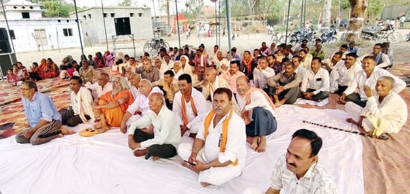 पुवायां के गांव बिलसड़ी खुर्द में कथा सुनाते अरविंद दीक्षित। संवाद पुवायां के गांव बिलसड़ी खुर्द में कथा सुनाते अरविंद दीक्षित। संवाद