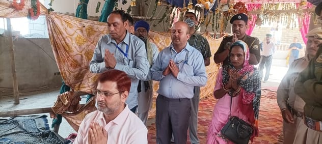 रक्षा मंत्रालय के संयुक्त सचिव कुमार रविकांत सिंह श्री चामुण्डा में शीश नवाते हु। संवाद रक्षा मंत्रालय के संयुक्त सचिव कुमार रविकांत सिंह श्री चामुण्डा में शीश नवाते हु। संवाद