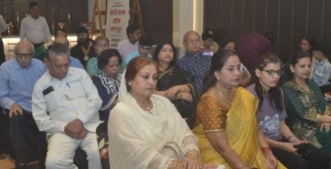 रोटरी क्लब ऑफ कानपुर द्वारा आयोजित ईद मिलन समारोह में कव्वाली गाते सूफी गायक हार्दिक मिश्रा। रोटरी क्लब ऑफ कानपुर द्वारा आयोजित ईद मिलन समारोह में कव्वाली गाते सूफी गायक हार्दिक मिश्रा।