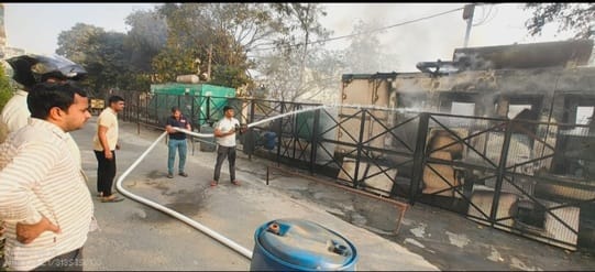 सुपरटेक पाम ग्रीन सोसाइटी में जली हुई सीलिंग दिखाती पीड़ित महिला।