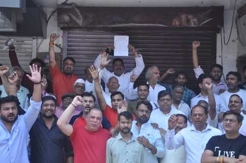 शराब की दुकान के खिलाफ कलेक्ट्रेट पर प्रदर्शन करते विजयनगर के निवासी। संवाद