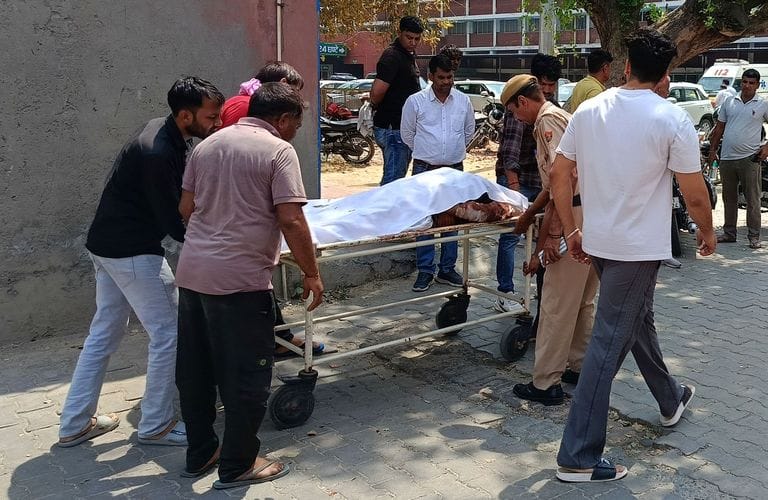 09जेएनडी22-गैस एजेंसी के गोदाम पर पड़ा मृतकों का खून। संवाद 09जेएनडी22-गैस एजेंसी के गोदाम पर पड़ा मृतकों का खून। संवाद