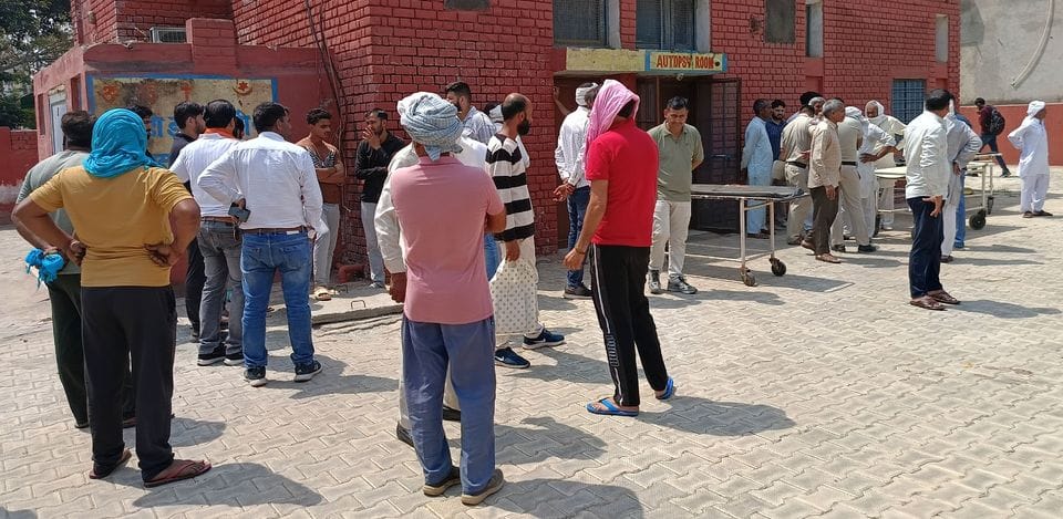09जेएनडी22-गैस एजेंसी के गोदाम पर पड़ा मृतकों का खून। संवाद 09जेएनडी22-गैस एजेंसी के गोदाम पर पड़ा मृतकों का खून। संवाद
