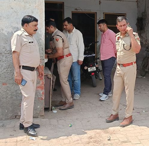 09जेएनडी22-गैस एजेंसी के गोदाम पर पड़ा मृतकों का खून। संवाद 09जेएनडी22-गैस एजेंसी के गोदाम पर पड़ा मृतकों का खून। संवाद