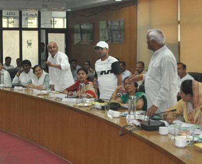 09सीटीके05...विकास भवन में आयोजित निगम बैठक में मौजूद विधायक बीबी बतरा,विधायक शकुंतला खटक,मेयर 