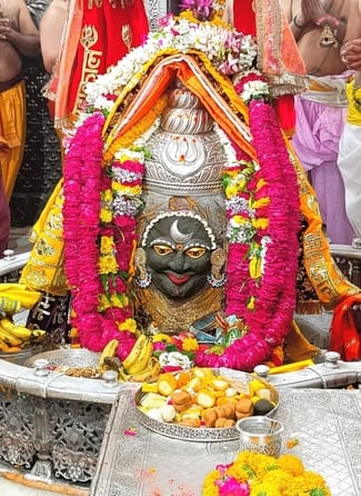 भस्म आरती में मस्तक पर चंद्रमा लगाकर सजे बाबा महाकाल, भांग से हुआ श्रंगार