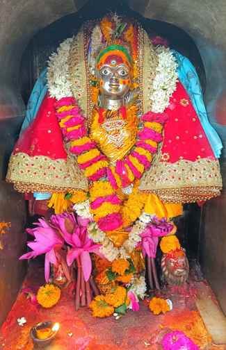 भस्म आरती में मस्तक पर चंद्रमा लगाकर सजे बाबा महाकाल, भांग से हुआ श्रंगार