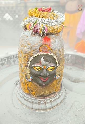 भस्म आरती में मस्तक पर चंद्रमा लगाकर सजे बाबा महाकाल, भांग से हुआ श्रंगार