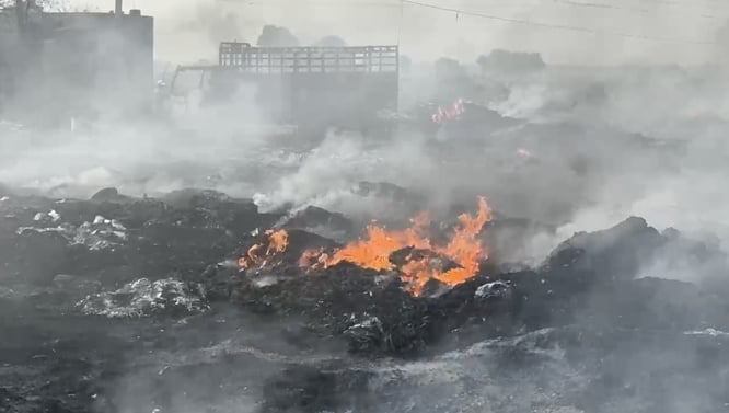 -फोटो 52 : बुधवार की रात बालोर के पास अवैध पीवीसी मार्केट में लगी भीषण आग। -फोटो 52 : बुधवार की रात बालोर के पास अवैध पीवीसी मार्केट में लगी भीषण आग।