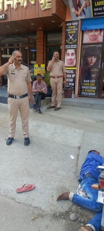 घुमारवीं में हाईवे किनारे पड़ा नशे में धुत्त युवक। संवाद
