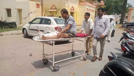 जिला अस्पताल की इमरजेंसी में बच्चे को टांका लगाते प्रशिक्षु। संवाद