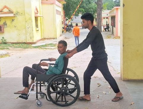 जिला अस्पताल की इमरजेंसी में बच्चे को टांका लगाते प्रशिक्षु। संवाद