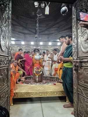 फोरलेन का लोकार्पण कर महाकाल मंदिर पहुंचे केंद्रीय मंत्री गडकरी, कहा - महाकालेश्वर के दर्शन करन