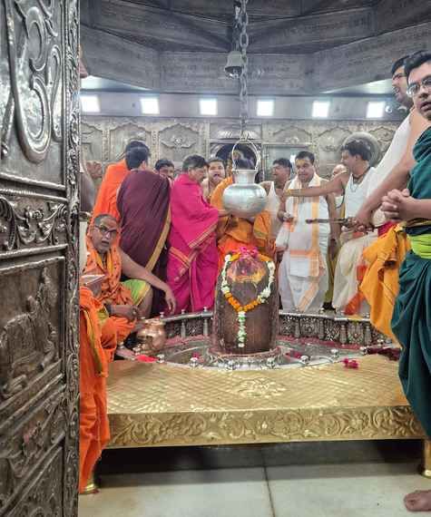 फोरलेन का लोकार्पण कर महाकाल मंदिर पहुंचे केंद्रीय मंत्री गडकरी, कहा - महाकालेश्वर के दर्शन करन