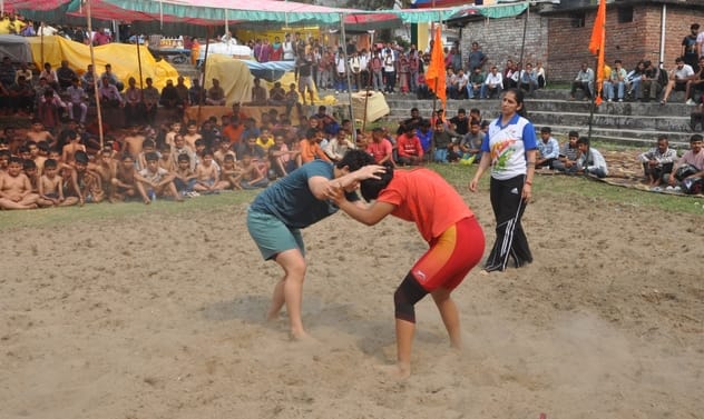 नन्हें पहलवान, बड़े दांव... धर्मशाला के दाड़ी में धुम्मूशाह मेले में दंगल के पहले दिन दांवपेच 