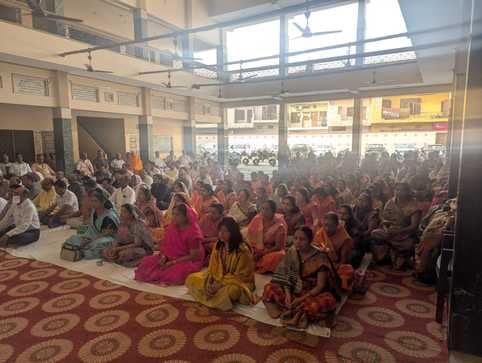 शामली जैन धर्मशाला में आयोजित णमोकार मंत्र का जाप करते जैन समाज के लोग । संवाद