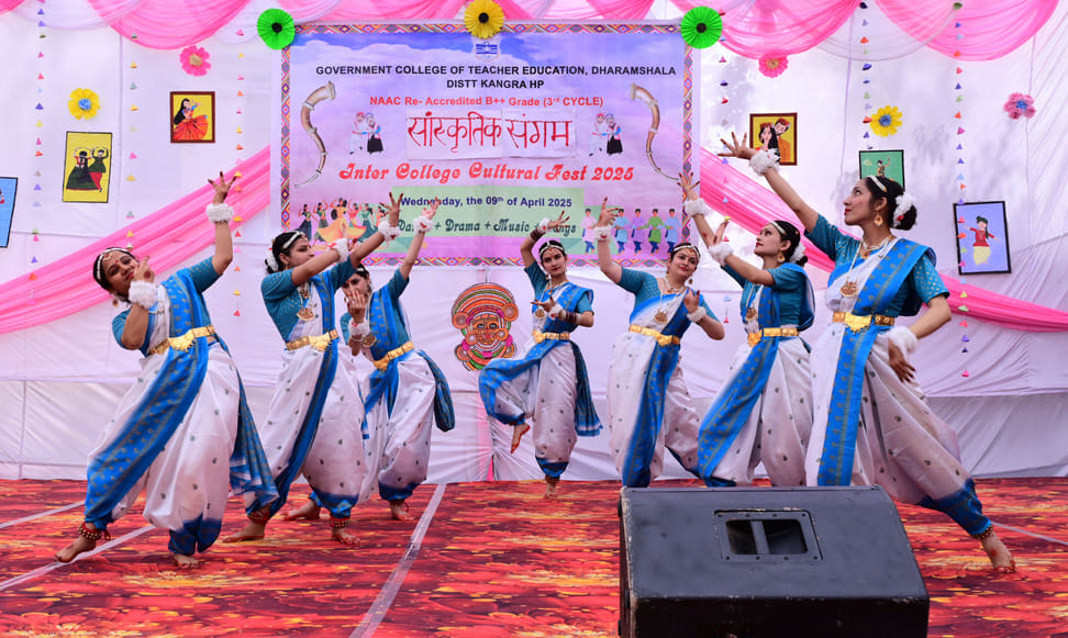 धर्मशाला के बीएड कॉलेज में आयोजित इंटर कॉलेज क्लचर फेस्ट में प्रस्तुति देते हुए छात्राएं। संवाद धर्मशाला के बीएड कॉलेज में आयोजित इंटर कॉलेज क्लचर फेस्ट में प्रस्तुति देते हुए छात्राएं। संवाद