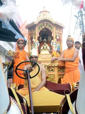 उझानी में निकाली गई पालकी में शामिल जैन समाज के लोग। स्रोत- आयोजक उझानी में निकाली गई पालकी में शामिल जैन समाज के लोग। स्रोत- आयोजक