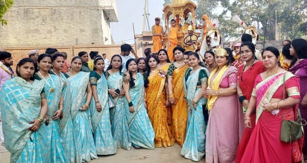 उझानी में निकाली गई पालकी में शामिल जैन समाज के लोग। स्रोत- आयोजक उझानी में निकाली गई पालकी में शामिल जैन समाज के लोग। स्रोत- आयोजक