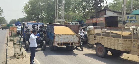 10जेएनडी22: अनाजमंडी में बूंदाबांदी के दौरान तिरपाल ढक कर गेहूं को भीगने से बचाने का किया गया प 10जेएनडी22: अनाजमंडी में बूंदाबांदी के दौरान तिरपाल ढक कर गेहूं को भीगने से बचाने का किया गया प