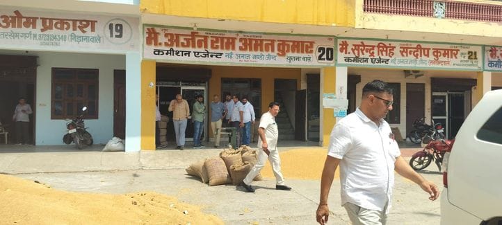 10जेएनडी22: अनाजमंडी में बूंदाबांदी के दौरान तिरपाल ढक कर गेहूं को भीगने से बचाने का किया गया प 10जेएनडी22: अनाजमंडी में बूंदाबांदी के दौरान तिरपाल ढक कर गेहूं को भीगने से बचाने का किया गया प