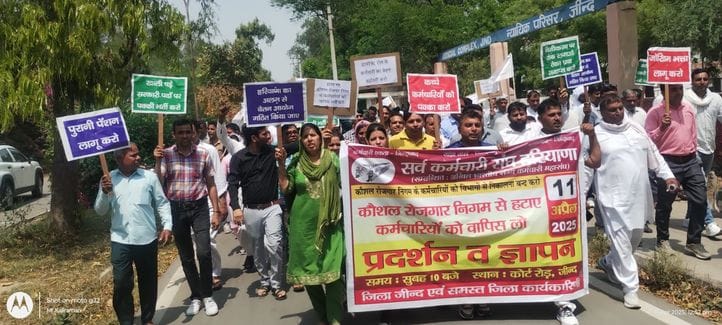 11जेएनडी03-मांगों को लेकर एसडीएम सत्यवान मान को ज्ञापन सौंपते कर्मचारी। संवाद