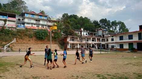 भरेड़ी स्कूल में कोर्फबॉल टीम के लिए ट्रायल देते खिलाड़ी। स्रोत संस्थान भरेड़ी स्कूल में कोर्फबॉल टीम के लिए ट्रायल देते खिलाड़ी। स्रोत संस्थान