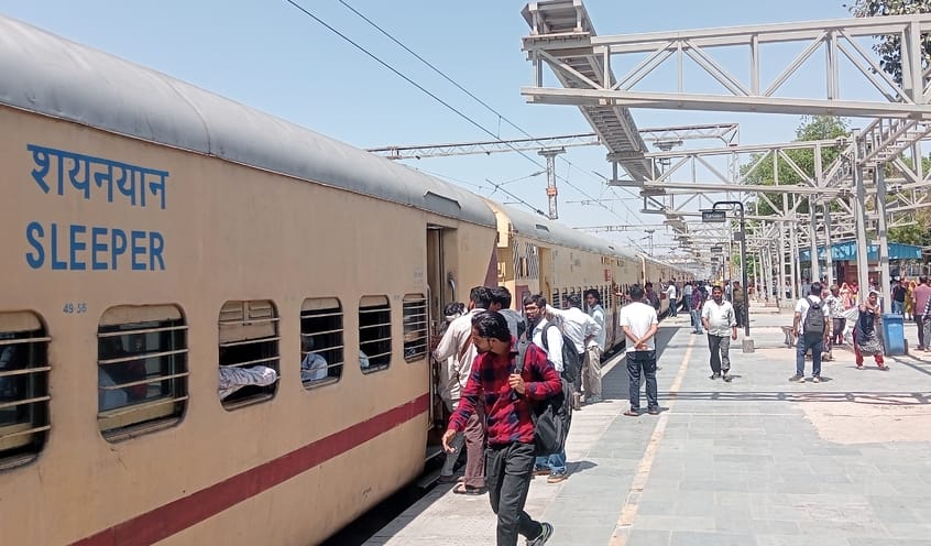 फोटो 01- सोनीपत स्टेशन पर बठिंडा एक्सप्रेस ट्रेन में सवार होते यात्री। संवाद फोटो 01- सोनीपत स्टेशन पर बठिंडा एक्सप्रेस ट्रेन में सवार होते यात्री। संवाद
