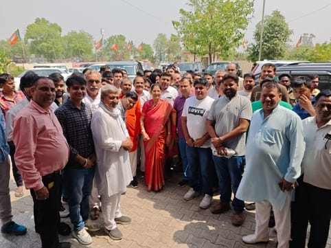 फोटो 04: सोनीपत के सिद्धार्थ एन्क्लेव स्थित कैंप कार्यालय में ग्रामीणों के साथ राई से विधायक कृ फोटो 04: सोनीपत के सिद्धार्थ एन्क्लेव स्थित कैंप कार्यालय में ग्रामीणों के साथ राई से विधायक कृ