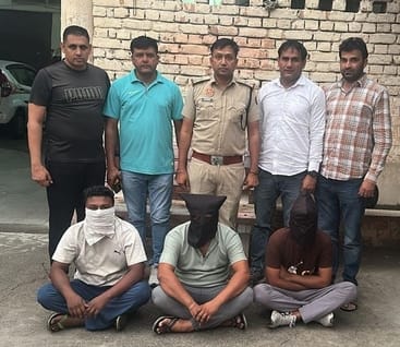 फोटो :17: सोनीपत के गांव कासंडी में शिक्षक की हत्या करने के मामले में गिरफ्तार आरोपी पुलिस टीम फोटो :17: सोनीपत के गांव कासंडी में शिक्षक की हत्या करने के मामले में गिरफ्तार आरोपी पुलिस टीम