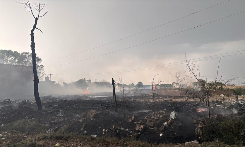 फोटो 27: सोनीपत के गांव मलिकपुर के पास पॉलिथीन के ढेर में लगी आग के बाद उठता धुआं। संवाद फोटो 27: सोनीपत के गांव मलिकपुर के पास पॉलिथीन के ढेर में लगी आग के बाद उठता धुआं। संवाद