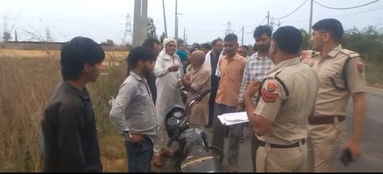 फोटो 27: सोनीपत के गांव मलिकपुर के पास पॉलिथीन के ढेर में लगी आग के बाद उठता धुआं। संवाद फोटो 27: सोनीपत के गांव मलिकपुर के पास पॉलिथीन के ढेर में लगी आग के बाद उठता धुआं। संवाद